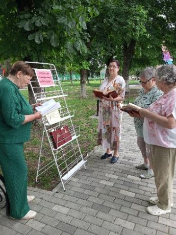 «А слава, как солнце, в веках не померкнет»